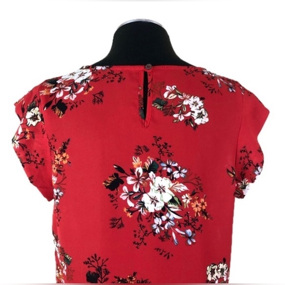 🚨Sweet Rain Red Floral Blouse with cap sleeves and pleated front. Size: Medium. - Picture 9 of 13